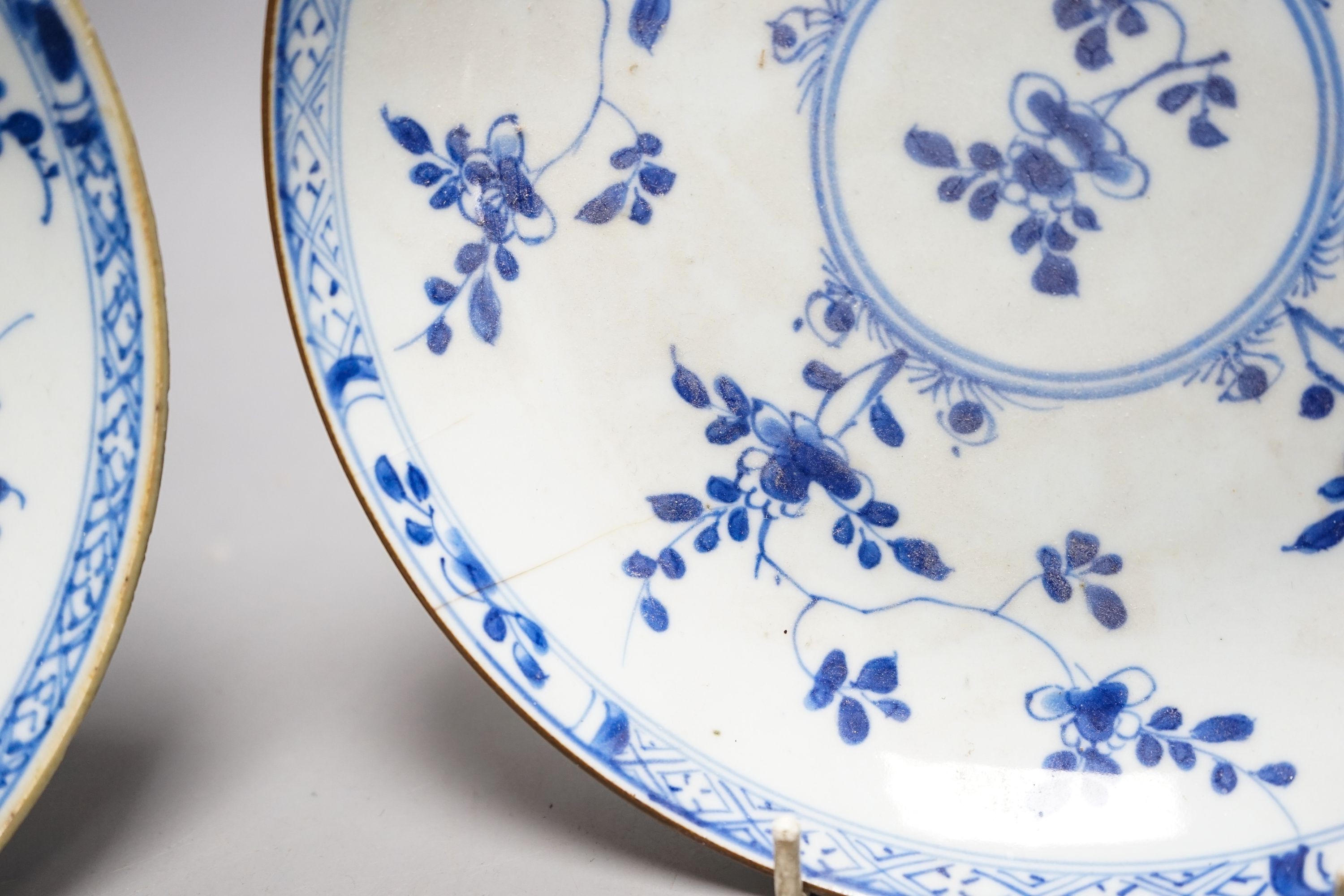 Two Chinese Kangxi blue and white dishes 22cm